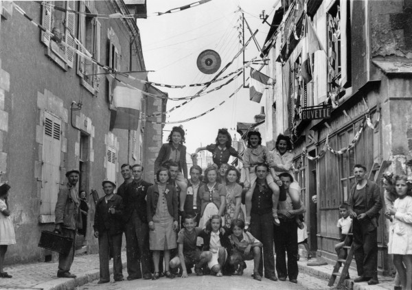 Célébration de la Libération rue du Bourg Saint-Jean à Blois, 19 août 1944, AD41, Fonds Millet, 10 Fi 33