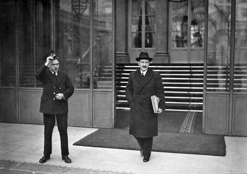 M. Camille Chautemps à la sortie de l’Élysée le 9 novembre 1932.- Phot. Pierre Dupuy. Ed. du Petit Parisien, Paris.