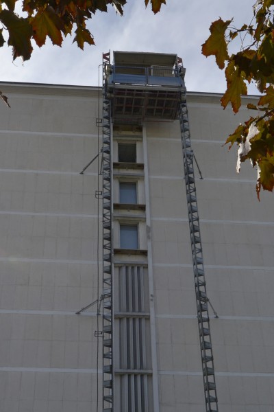 Monte-charge sur la tour du bâtiment des AD (rue d'Auvergne)