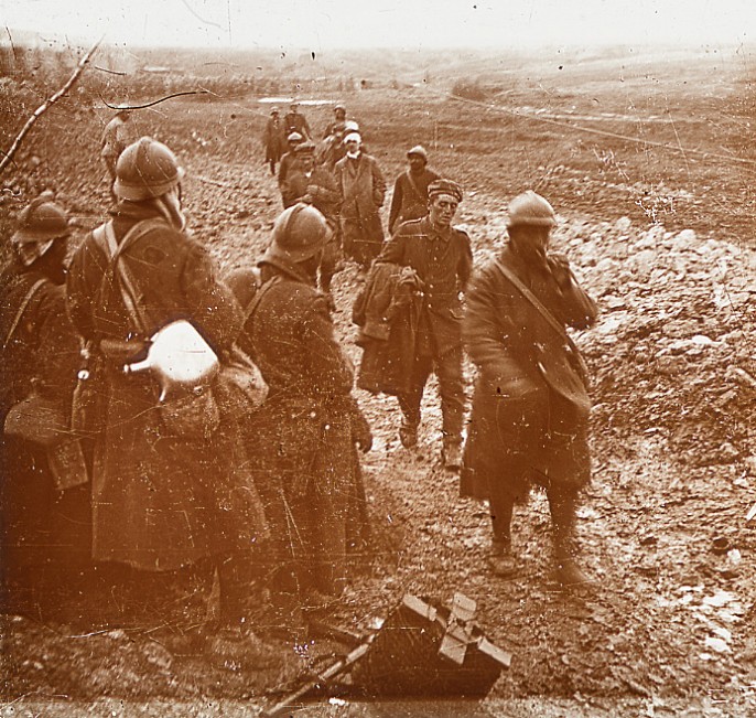 « Douaumont.- Officiers boches blessés ».- Fonds Camille Filloux.- AD41, 5 Fi 73. 