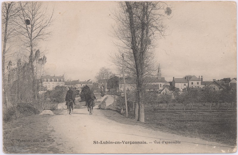 Deux gendarmes à cheval arrivant à Saint-Lubin-en-Vergonnois. (252 Fi 223/1 - Fonds Claude Bonin)