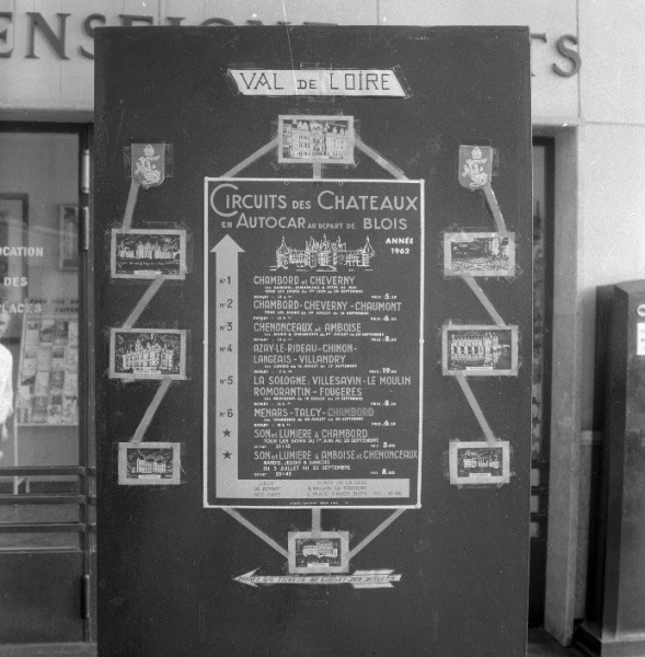 Blois.- Bureau des renseignements de la gare, tableau des « circuits des châteaux en autocar », 1962.- Jean-François Doré.- 171 Fi 497/18