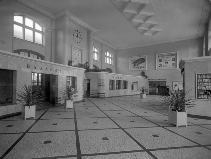 Blois.- Intérieur de la gare SNCF, 1959.- Jean-François Doré.- 171 Fi b 497/5