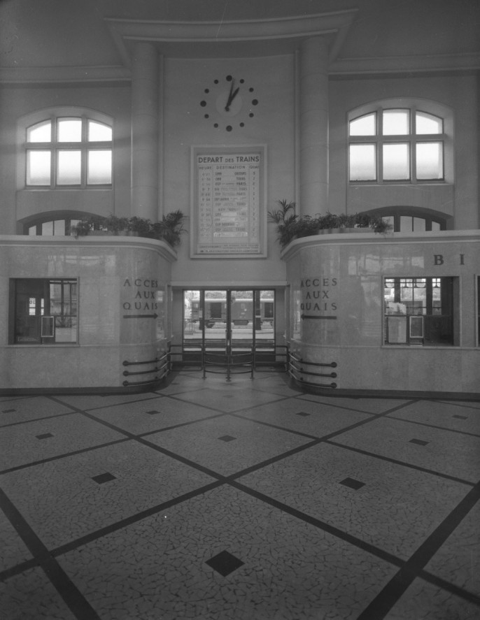 Blois.- Intérieur de la gare SNCF, 1959.- Jean-François Doré.- 171 Fi b 497/6