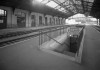 Blois.- La gare : quai 2 l’accès au passage souterrain, 1956.- Jean-François Doré.- 171 Fi 497/17