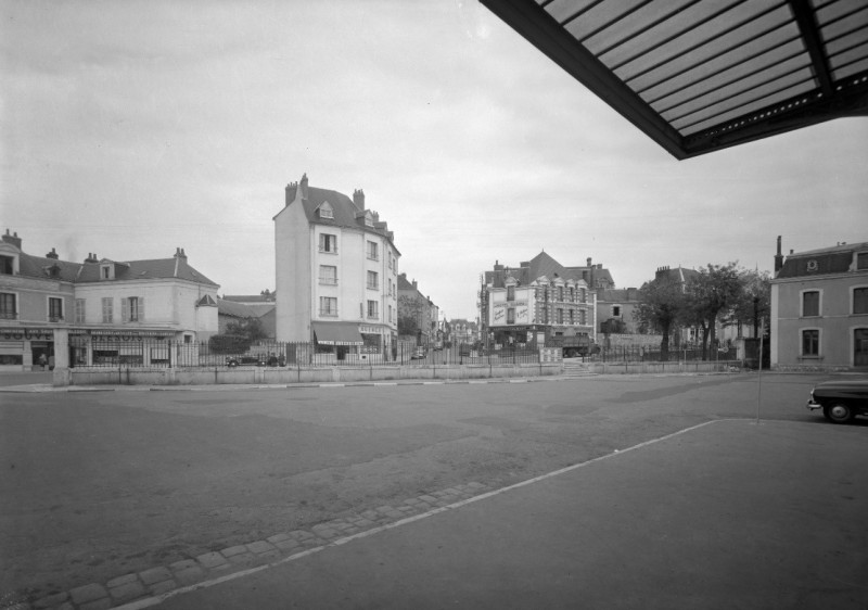 Blois.- Le parvis de la gare SNCF, s.d.- Jean-François Doré.- 171 Fi b 497/14
