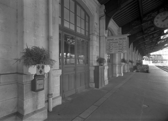 Blois.- Le quai de la gare SNCF, 1959.- Jean-François Doré.- 171 Fi b 497/7