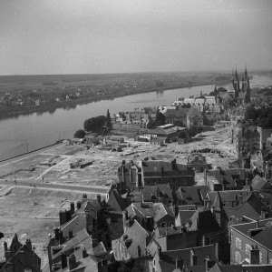 Le centre-ville de Blois après les destructions de la seconde guerre mondiale. Négatif stéréoscopique. Cote : FRAD041_105_FI_1337