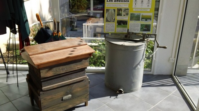 Exposition "Abeilles" : exemple d'objets (ruche, etc.)