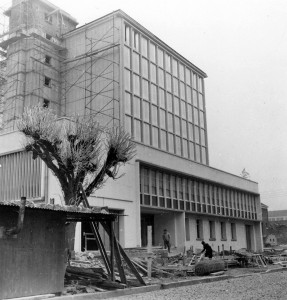 Le bâtiment actuel situé 2 rue Louis Bodin en cours de construction - FRAD041_11_FI_0105