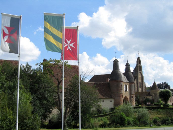 Arville: la commanderie et l'église. Photo AD41 / CAOA41.