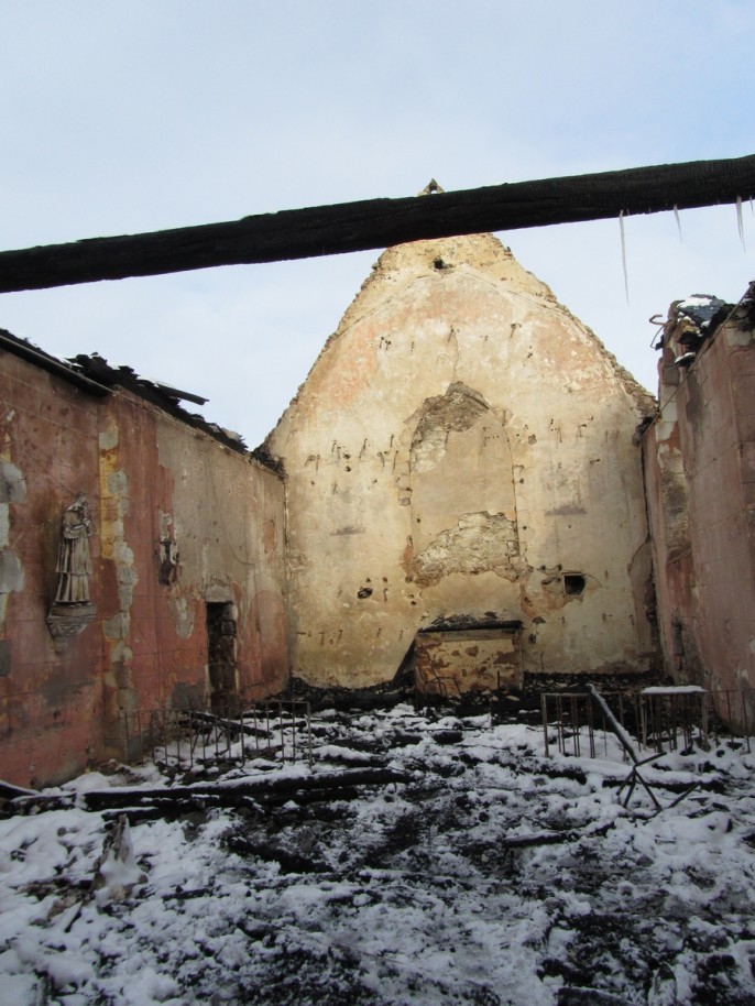 L'intérieur de l'église après l'incendie