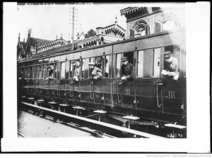 soldats train en route pour le front